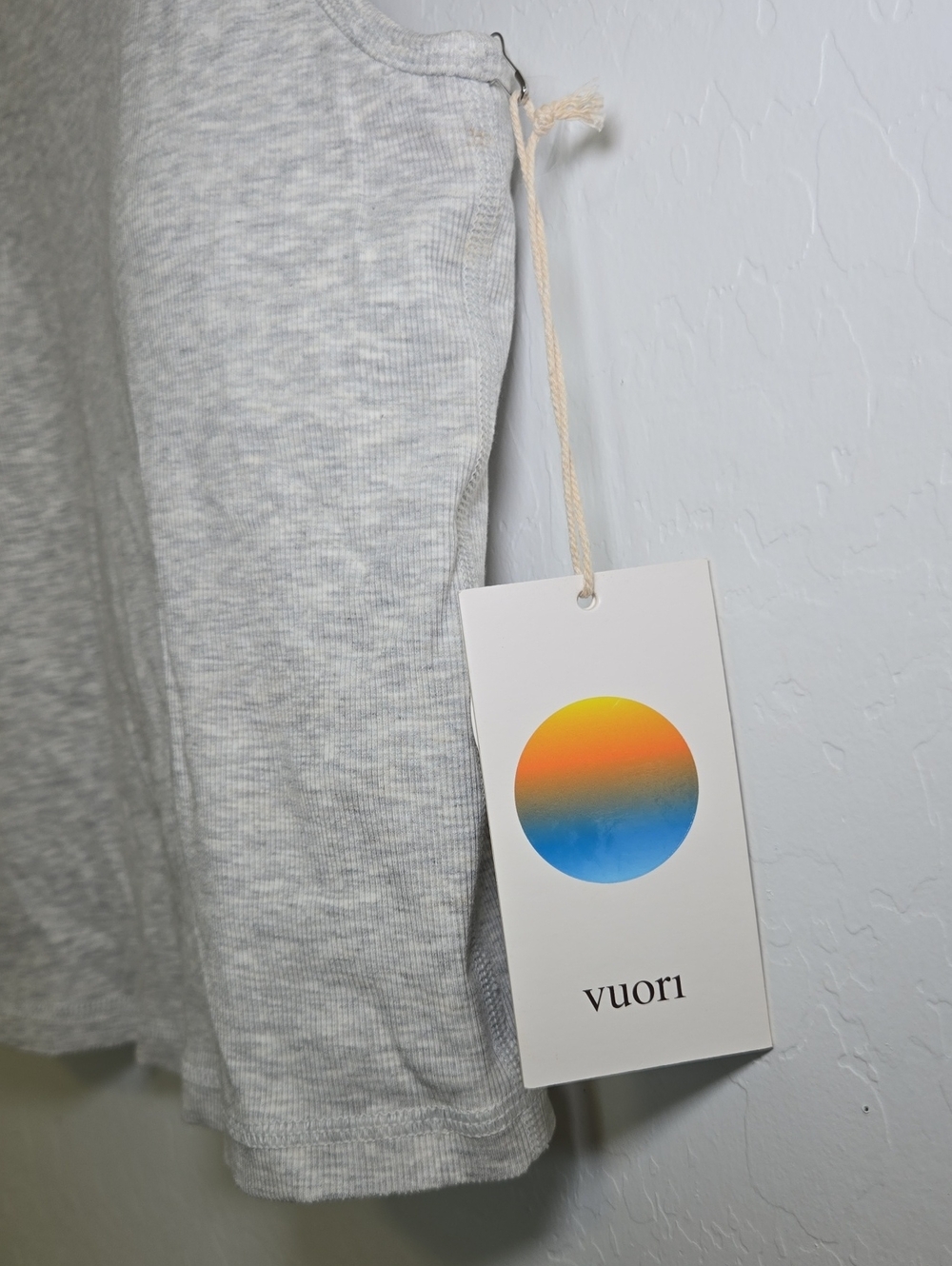 Vuori Pose Plyo Tank Top White Heather Gray Cropped Athleisure Size M NWT - Picture 6 of 14